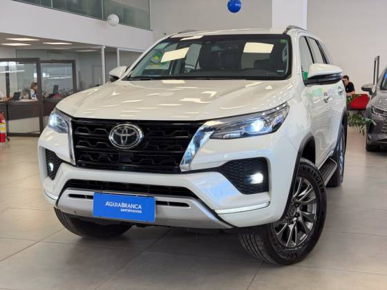 TOYOTA HILUX SW4 2.8 D-4D TURBO DIESEL SRX 7L 4X4 AUTOMÁTICO